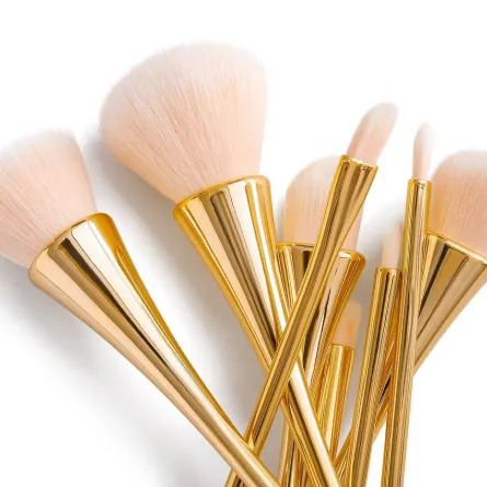 ضرورة تنظيف فرش المكياج