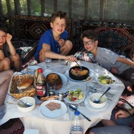 أسرة كندية تجوب العالم قبل أن يفقد أطفالها بصرهم - الصورة من cnn