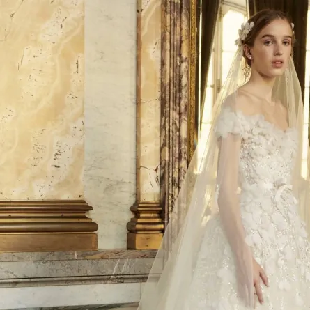 فستان زفاف مزين بالورود من إيلي صعب