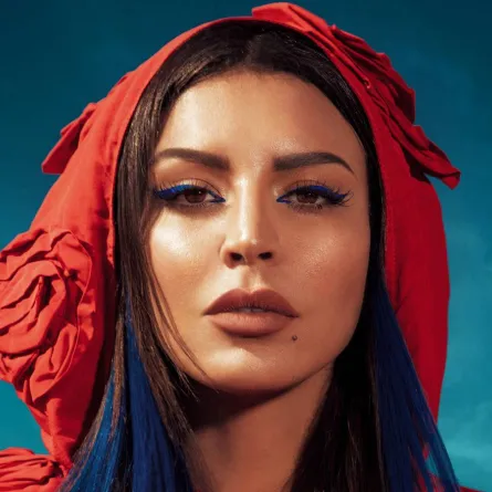 الأيلاينر الأزرق لإطلالة عصرية Blue Eyeliner