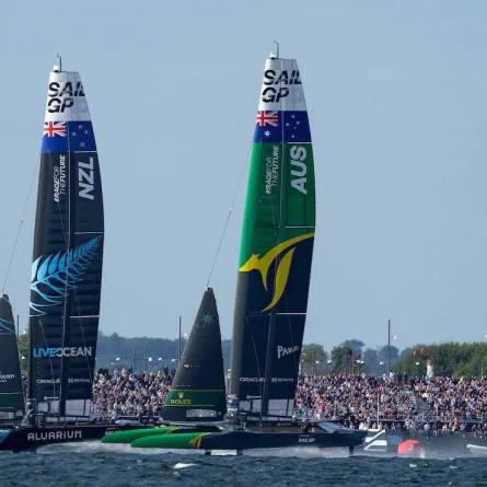 دبي تستضيف السباق العالمي لليخوت الشراعية الحديثة. الصورة من "وام"