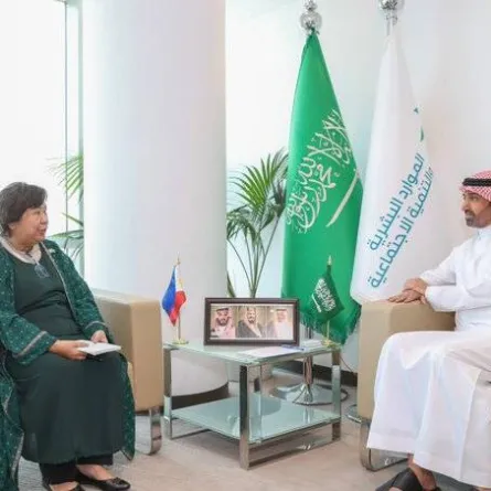 وزير الموارد البشرية والتنمية الاجتماعية يوقع مذكرة تعاون مع وزيرة العمال المهاجرين الفلبينية - الصورة من حساب الوزير على تويتر