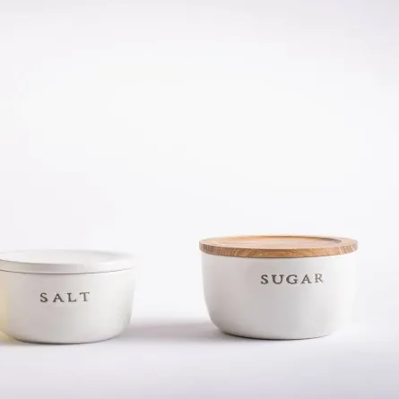 صورة لعبوات تحتوي على سكر وملح