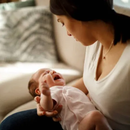 صورة لطفل يبكي عند الرضاعة الطبيعية