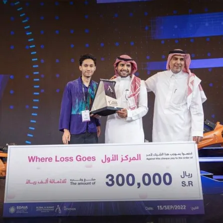 رئيس الهيئة السعودية للبيانات والذكاء الاصطناعي يكرم الفائزين في مسابقة "أرتاثون الذكاء الاصطناعي" - الصورة من حساب سدايا على تويتر