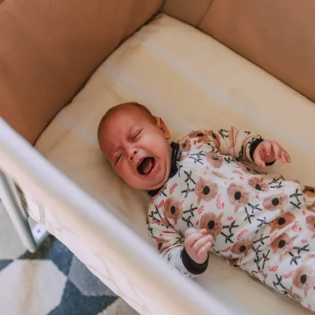 صورة لطفل رضيع يبكي