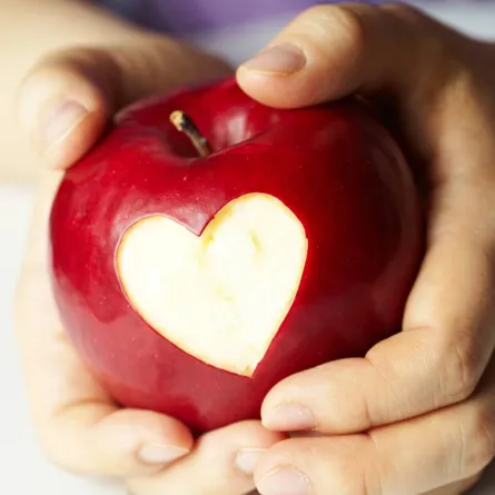 فوائد التفاح الأحمر قبل النوم