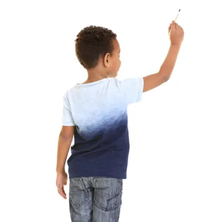 صورة لطفل يكتب على الحائط