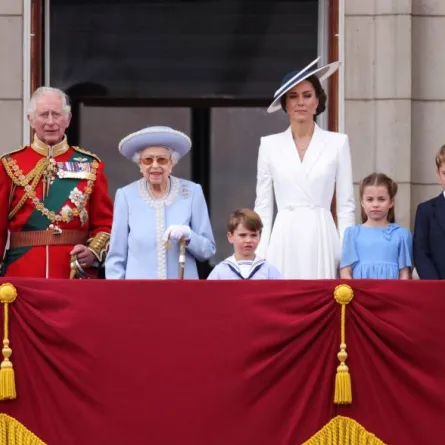 الملكة الراحلة إليزابيث مع عائلتها - الصورة من وكالة رويترز