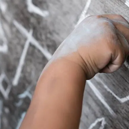 صورة لطفل يحاول الكتابة