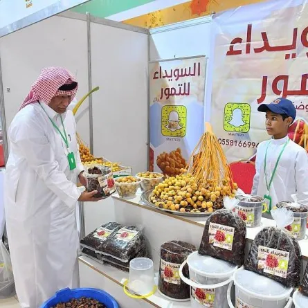 أصناف وأنواع عدة من التمور. الصورة من "واس"