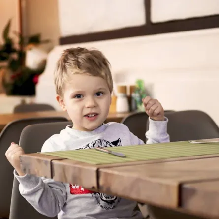 على الطفل أن يأكل، بطريقة مهذّبة