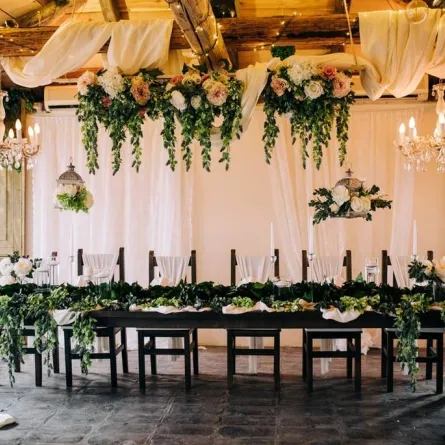 عدد المدعوين إلى حفل الزفاف قليل التكاليف ضئيل 