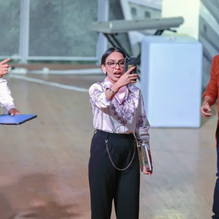 دنيا العنزي في دور نور صانعة المحتوى المثقفة في مسرحية صالة 4 - تصوير بشير صالح 