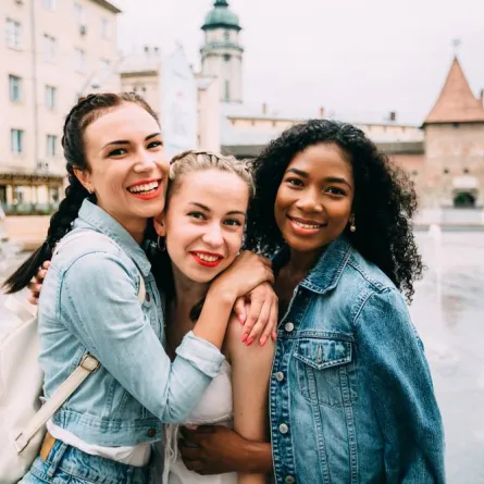 لا يصحّ الإغفال عن طلب الإذن من كلّ من يبدو في الصورة قبل نشرها