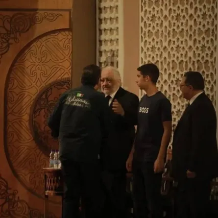 خالد زكي يسقبل العزاء في زوجته - الصورة من Et بالعربي على تويتر