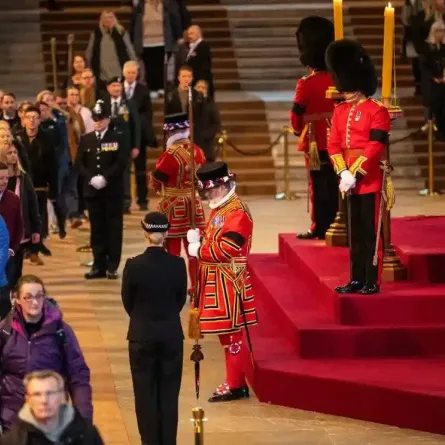 صورة من مراسم دفن الملكة إليزابيث