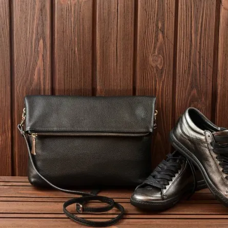 شنطة وحذاء مصنوعان من الجلد الطبيعي