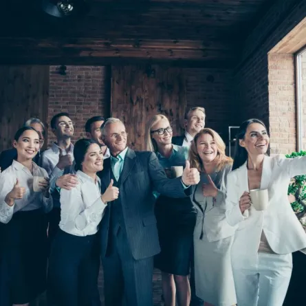 زملاء في مكتب العمل