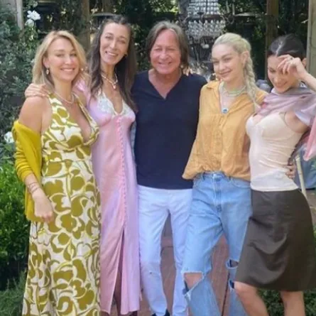 محمد حديد مع عائلته- الصورة من حسابه في إنستغرام