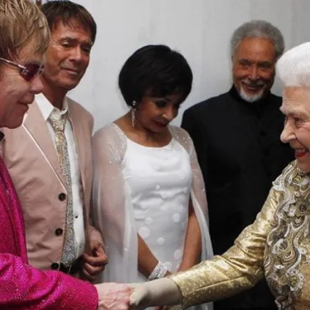 إلتون جون مع الملكة إليزابيث- الصورة من حساب النجم على إنستغرام