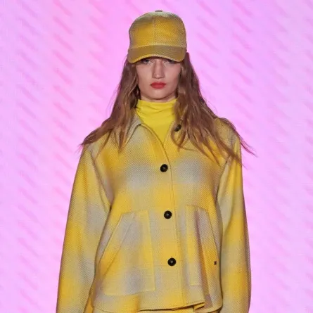 إطلالات خريفية باللون الأصفر