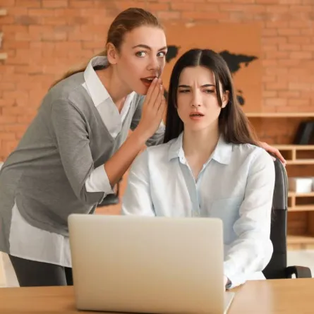 البعض ينشر النميمة في مقر العمل