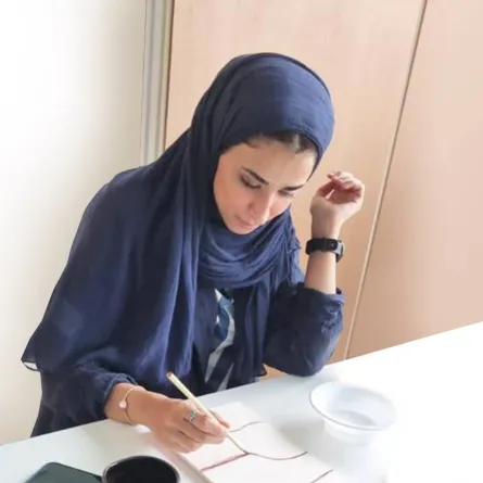 المصممة الداخليّة والتشكيليّة والباحثة رحاب أبوراس