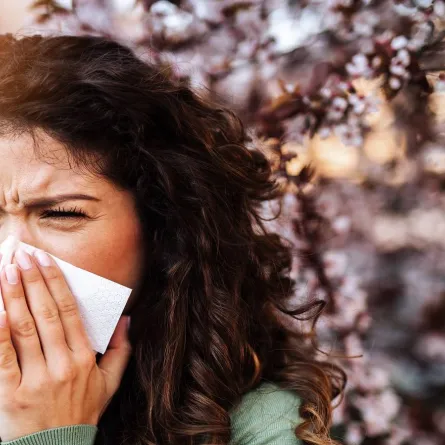 صورة لحامل مصابة  بنزلة برد