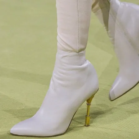 تنسيق البوت الأبيض في إطلالاتك الشتوية