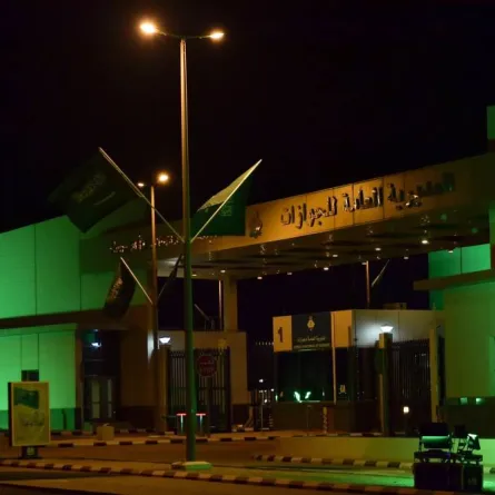 المديرية العامة للجوازات تتزين باللون الأخضر احتفاءا باليوم الوطني - الصورة من حساب الجوازات