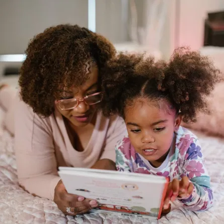 صورة لطفلة وأمها