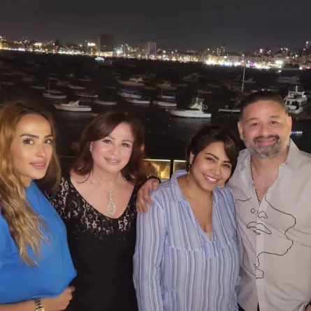 شيرين عبد الوهاب مع إلهام شاهين وشقيقها وزوجته - صورة من حساب إلهام على فيسبوك