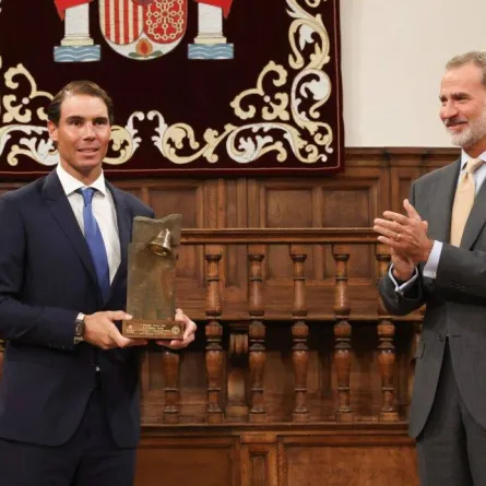 الملك فيليب يكرم لاعب التنس رفاييل نادال- الصورة من حساب Casa Real على تويتر