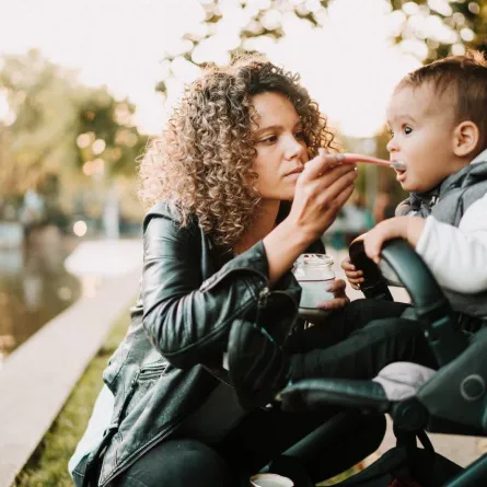 صورة لأم تطعم طفلها