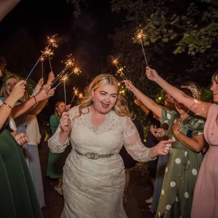 عروس ويلز تحضر حفل الزفاف بدون عريسها 