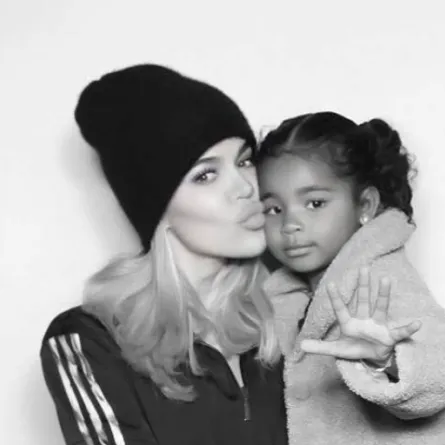 كلوي كارداشيان مع ابنتها ترو 