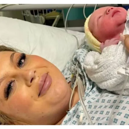 أم ومولودها