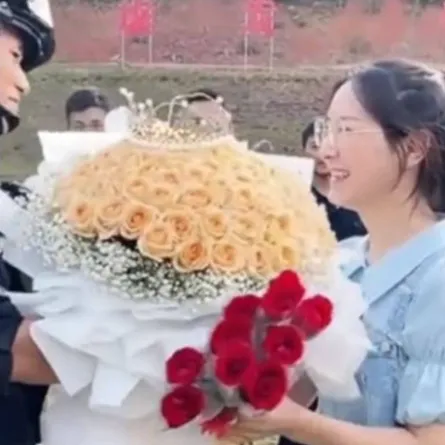 شرطي يطلب يد حبيبته بطريقة غريبة