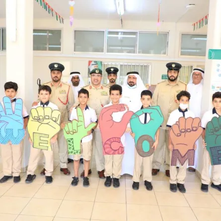 شرطة دبي تُطلق تجربة تعليم لغة الإشارة لطلاب مدارس حماية للتربية والتعليم. الصورة من شرطة دبي