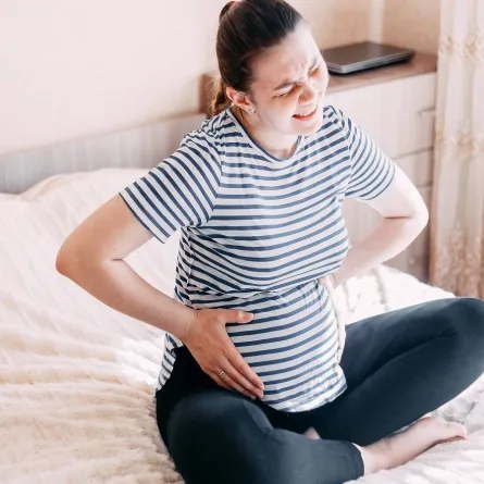 صورة لحامل تعاني من آلام المعدة