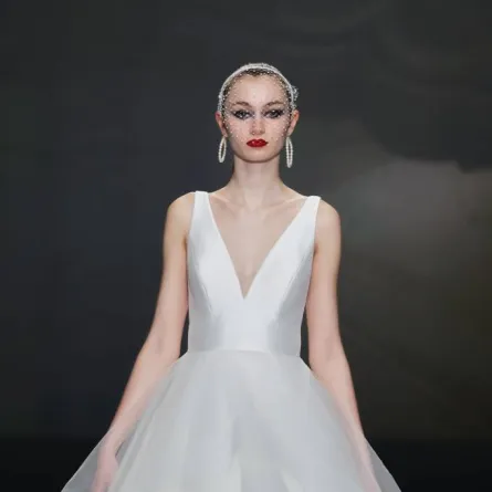 فساتين زفاف مع ياقة على حرف  V