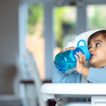 صورة لرضيع يشرب الماء