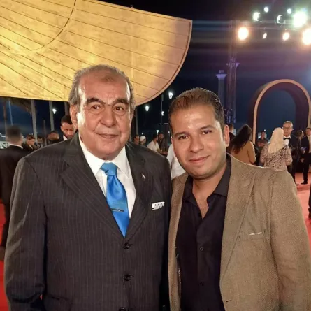 فكري صادق وابنه من حفل تكريمه في مهرجان القاهرة - الصورة من حساب المهرجان على الفيس بوك