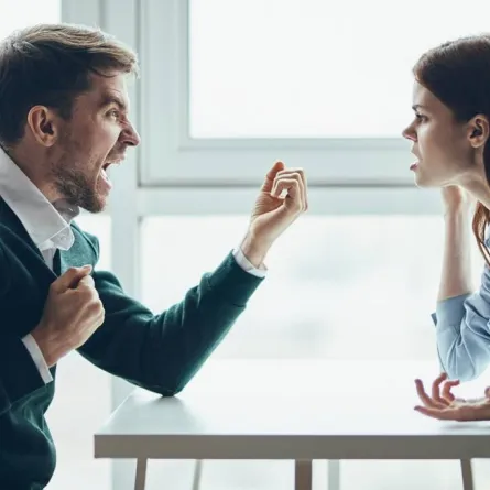 اختلاف حادّ في الرأي، أثناء مناقشة بين زميلين في العمل