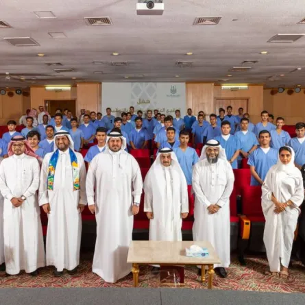 توقيع العقود المنتهية بالتوظيف لطلبة دبلوم فني بصريات بجامعة أم القرى - الصور من حساب الجامعة على تويتر