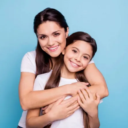 صورة لطفلة وأمها