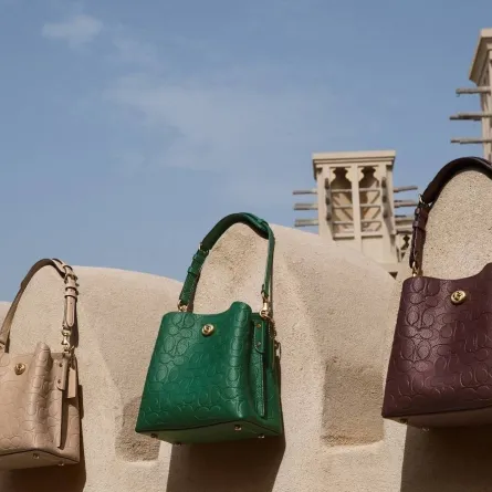  COACH تكشف النقاب عن مجموعة SIGNATURE LEATHER الحصرية بمنطقة الشرق الأوسط  