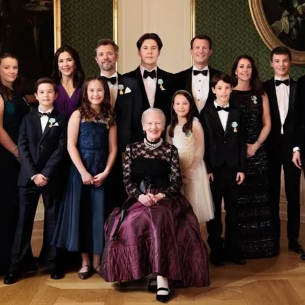 الملكة مارغريت مع عائلتها- الصورة من حساب البيت الملكي الدنماركي على إنستغرام