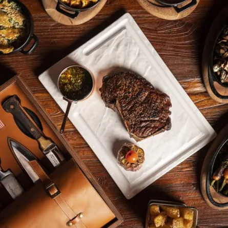 بعروض "الشيف" المسرحية على أنغام الموسيقى .. مطعم "سي فاير ستيك هاوس Seafire " في  دبي  يقدم تجربة مثيرة عصرية على طراز نيويورك